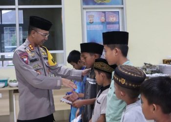 Bukber Bersama Anak Yatim, Kapolres Tulang Bawang Barat Bagikan Santunan