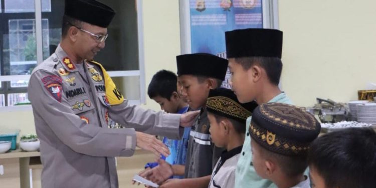 Bukber Bersama Anak Yatim, Kapolres Tulang Bawang Barat Bagikan Santunan