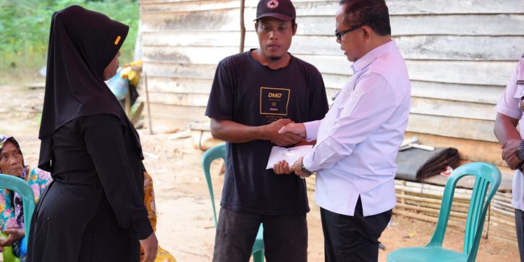 PJ Bupati Mesuji Beri Bantuan Salah Satu Korban Kebakaran