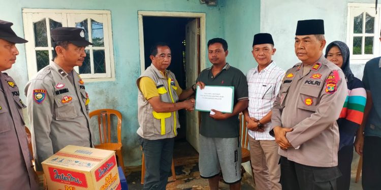 Wujud Peduli, Kapolres Lampung Utara Berikan Tali Asih Kepada Keluarga Korban Tenggelam Di Irigasi