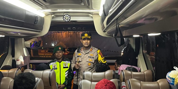 Arus Balik Lebaran 2024, Polres Lampung Utara Berikan Layanan Kesehatan dan Pijet Gratis Kepada Pemudik Hingga Sopir Bus