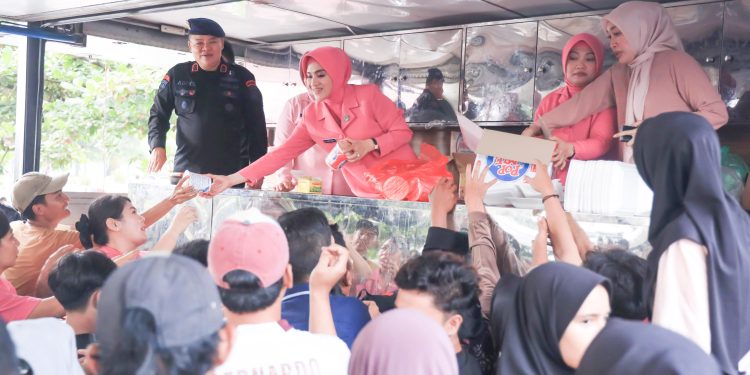 Bhayangkari Daerah Lampung Bagikan Makanan Gratis ke Pemudik