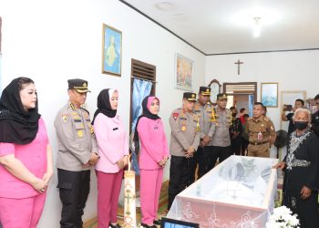 Kapolres Lampura Dampingi Kapolda Lampung Melayat ke Rumah Duka Nakes Meninggal Saat Operasi Ketupat Krakatau 2024