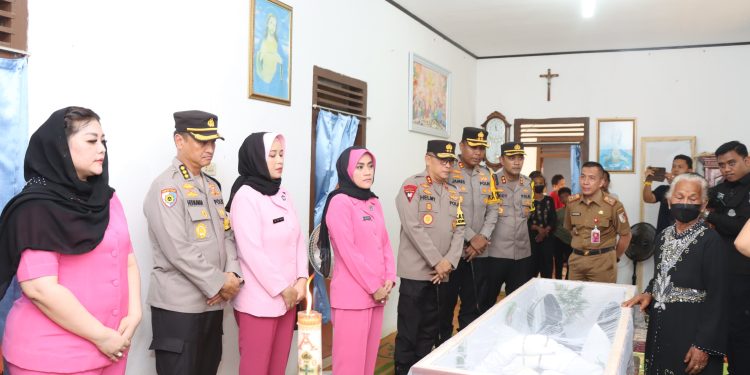 Kapolres Lampura Dampingi Kapolda Lampung Melayat ke Rumah Duka Nakes Meninggal Saat Operasi Ketupat Krakatau 2024