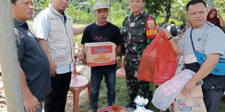 Kades dan Bhabinsa Papan Rejo Bantu Korban Kebakaran
