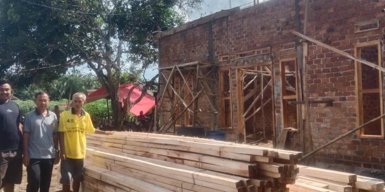 Pemuda Abung Timur Beri Bantuan Kepada Korban Kebakaran