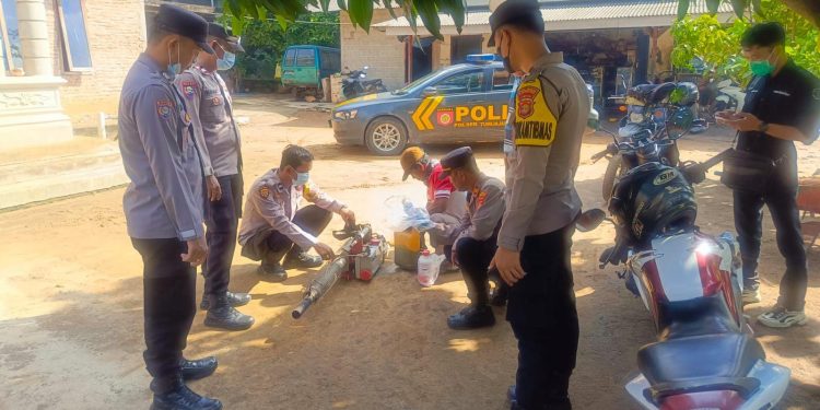 Sinergi Pemerintah Tiyuh dan Polsek Tumijajar Cegah DBD, Lakukan Fogging di Tiyuh Karta Raharja