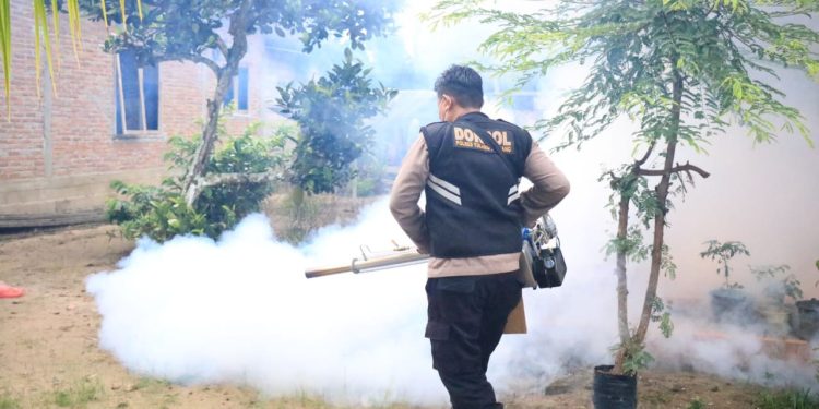 Polres Tulang Bawang Lakukan Fogging Gratis di 20 Lokasi Berbeda Untuk Mencegah DBD