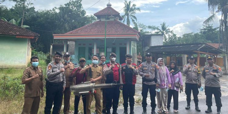 Tanggapi Keluhan Warga Terkait DBD, Sat Samapta Polres Tulang Bawang Barat Lakukan Fogging di SDN 18 Tulang Bawang Tengah