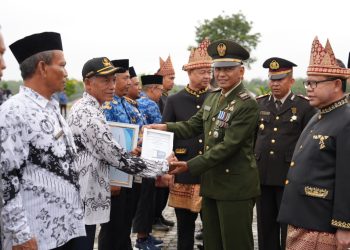 PEMKAB MESUJI MELAKSANAKAN UPACARA PERINGATAN HARI PENDIDIKAN NASIONAL TAHUN 2024 DAN HARI OTONOMI DAERAH KE 28