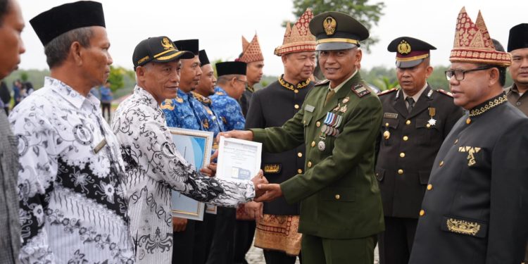 PEMKAB MESUJI MELAKSANAKAN UPACARA PERINGATAN HARI PENDIDIKAN NASIONAL TAHUN 2024 DAN HARI OTONOMI DAERAH KE 28