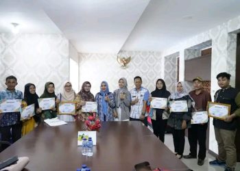 Cinta Literasi Membangun Empat Lawang Madani: Pj. Sekda Hepy Safriani Berikan Hadiah Pemenang Lomba Gebyar Membaca Koran Digital