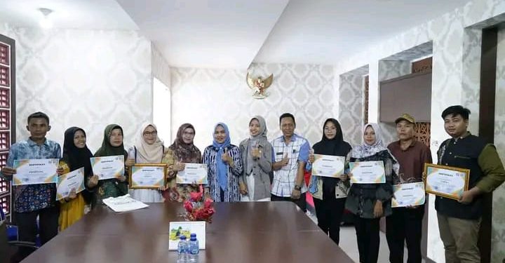 Cinta Literasi Membangun Empat Lawang Madani: Pj. Sekda Hepy Safriani Berikan Hadiah Pemenang Lomba Gebyar Membaca Koran Digital