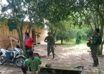 Warga Adat Lampung Utara di Sambangi Rombongan Angkatan Laut Bersenjata, Ditengah Kebun Mengunakan Mobil Perusahaan