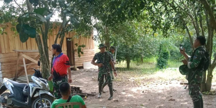 Warga Adat Lampung Utara di Sambangi Rombongan Angkatan Laut Bersenjata, Ditengah Kebun Mengunakan Mobil Perusahaan