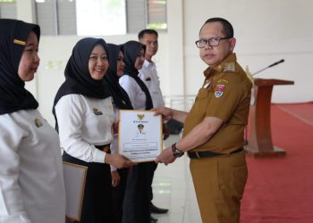 PENJABAT BUPATI MESUJI SULPAKAR SERAHKAN SK PPPK KABUPATEN MESUJI FORMASI TAHUN 2023