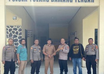 Kepalo Tiyuh Wonokerto Serahkan Senpi Rakitan Temuan Warga Ke Polsek Tulang Bawang Tengah