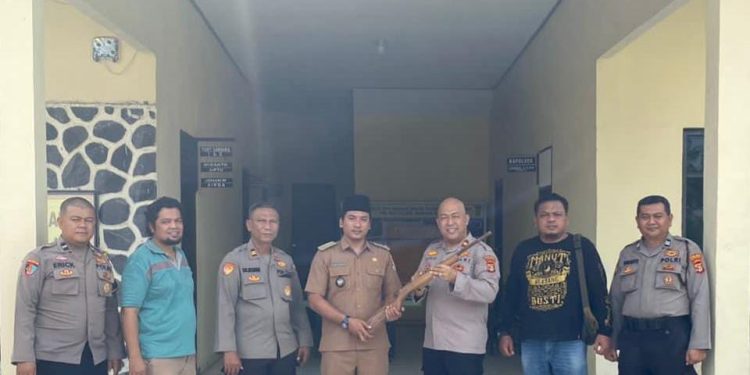 Kepalo Tiyuh Wonokerto Serahkan Senpi Rakitan Temuan Warga Ke Polsek Tulang Bawang Tengah