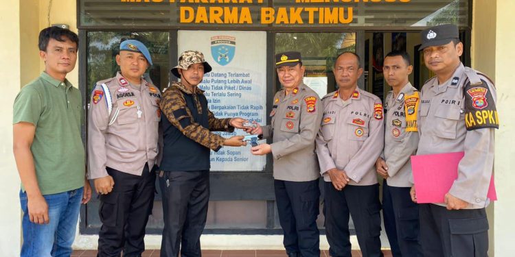 Warga Tumijajar Serahkan Senpi Rakitan Ke Kantor Polisi