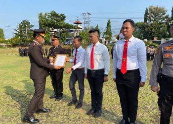Gelar Upacara Hari Kebangkitan Nasional, Kapolres Lampung Utara Beri Penghargaan Kepada Personel Yang Berprestasi