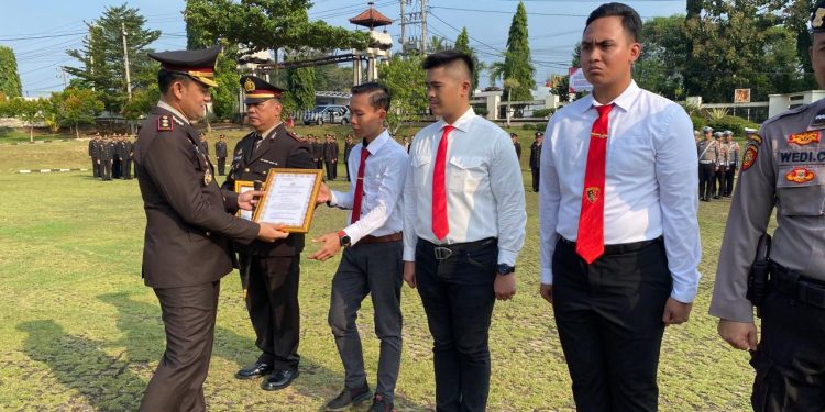 Gelar Upacara Hari Kebangkitan Nasional, Kapolres Lampung Utara Beri Penghargaan Kepada Personel Yang Berprestasi