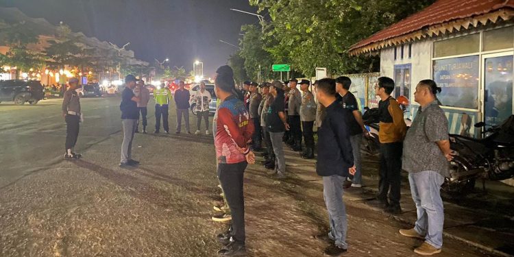 BERIKAN RASA AMAN KEPADA MASYARAKAT, POLRES TUBABA GELAR KRYD DI JALAN POROS PASAR PULUNG KENCANA