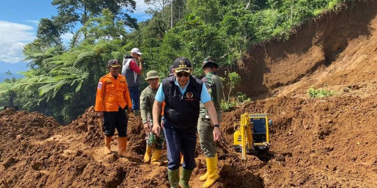 PJ Bupati Tanggamus Tinjau Bencana Tanah Longsor