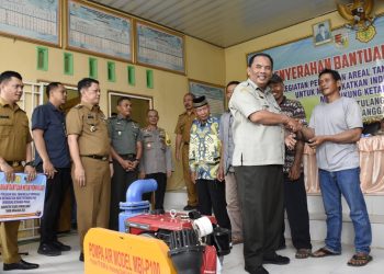 M.Firsada Salurkan Bantuan Mesin Pompa Air