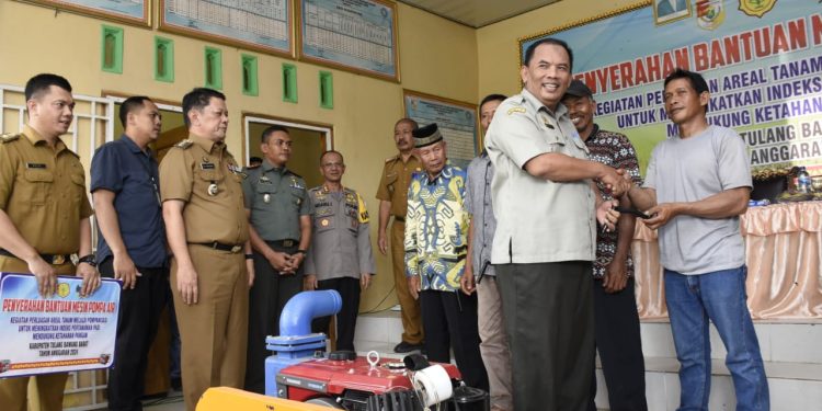 M.Firsada Salurkan Bantuan Mesin Pompa Air