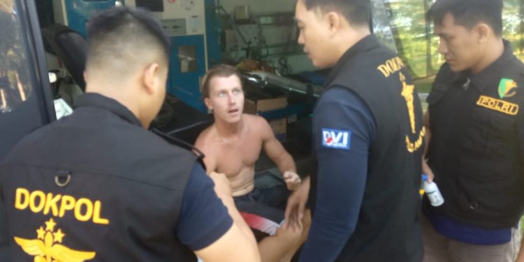 Atlet Surfing WSL Krui Pro Terluka Sabetan Sirip Ikan, Dokkes Polda Lampung Sigap Beri Pengobatan