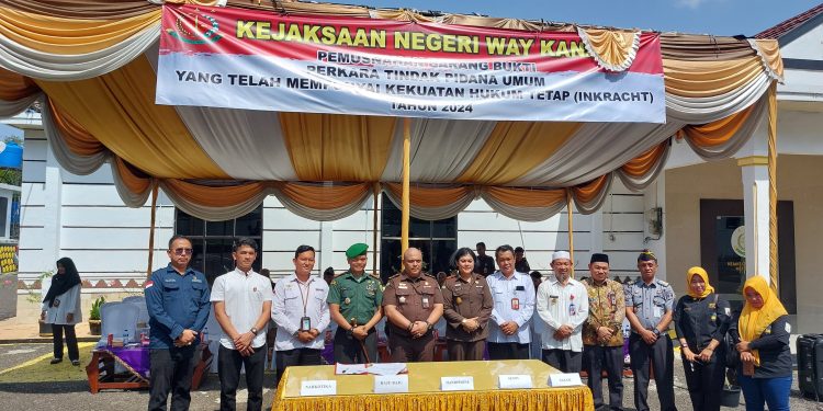 Dr Afrilliana Purba .SH.MH Kejari Way Kanan Pimpin Pemusnahan Barang Hasil Kejahatan Yang Sudah Incracht