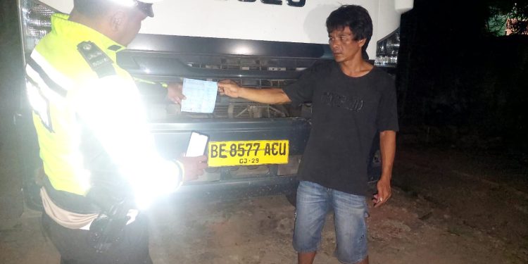 Hari Kedua Penertiban, Polres Lampung Utara Tilang Truck Bermuatan Batu Bara Yang Melanggar