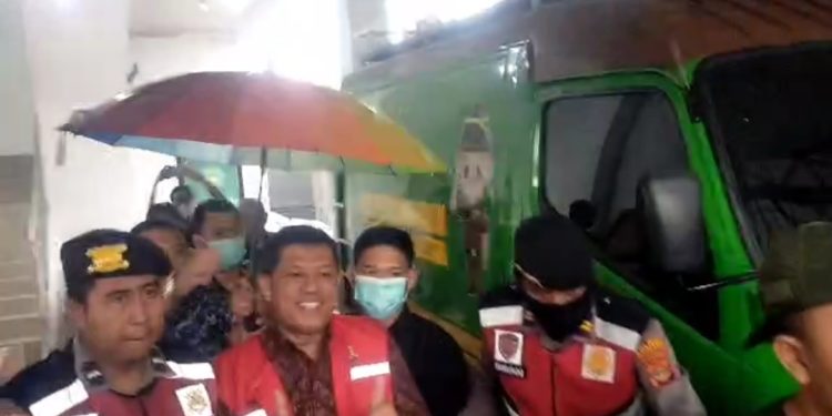 Masih Sempat Senyum Mantu Mantan Bupati LU !Kepala Badan Inspektorat Lampung Utara Resmi di Borgol