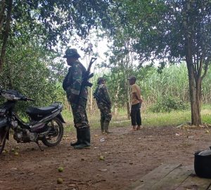 Sejumlah Angkatan laut sambangi Warga adat di Dorowati desa Penagan Ratu Lampung Utara tenteng senjata api. Senin 13 Mei 2024.