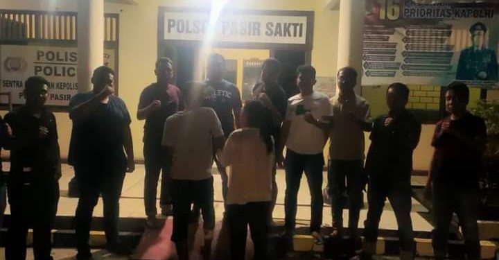 Pasangan Suami Istri Kompak Terlibat Aksi Curas Dua Pelaku Di Ringkus Polsek Pasir Sakti, Lampung Timur