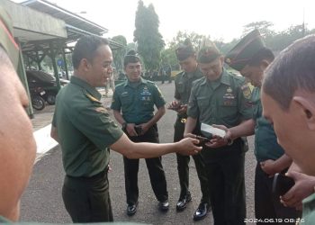 Danramil 412-01/TBT Sidak HP Prajuritnya Satu-Persatu.