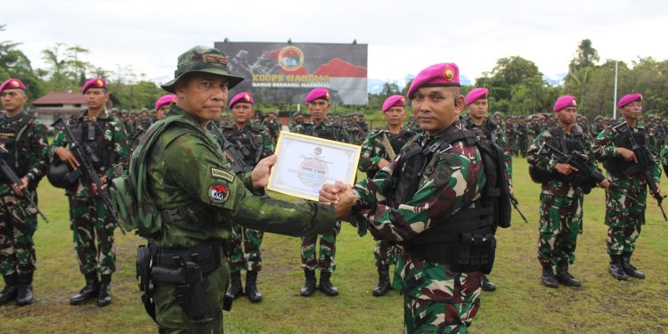 PANGKOOPS TNI HABEMA LAKSANAKAN UPACARA PELEPASAN SATGAS PAMTAS MOBILE RI-PNG YONIF 7 MARINIR