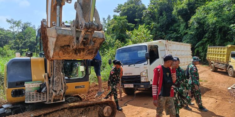 Satgas Pamtas RI-Mly Yonkav 12/BC Evakuasi Truk Terguling Dan Berikan Pengobatan Supir di Perbatasan