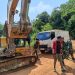 Satgas Pamtas RI-Mly Yonkav 12/BC Evakuasi Truk Terguling Dan Berikan Pengobatan Supir di Perbatasan