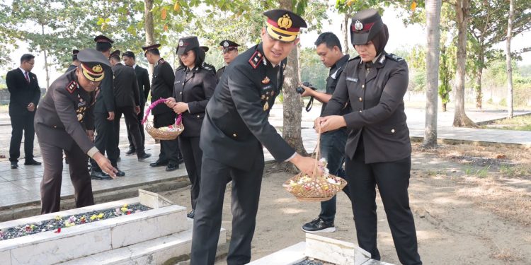 Sambut Hari Bhayangkara Ke-78 Tahun 2024, Polres Tulang Bawang Gelar Upacara Ziarah dan Tabur Bunga di TMP