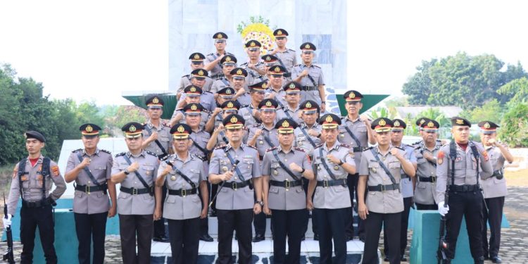 Hari Bhayangkara Ke-78, Polres Lampung Utara Gelar Ziarah dan Tabur Bunga di Makam Pahlawan