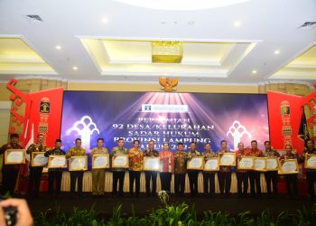 PEMPROV LAMPUNG RAIH PENGHARGAAN ANUBHAWA SASANA DESA/KELURAHAN DARI KEMENKUMHAM
