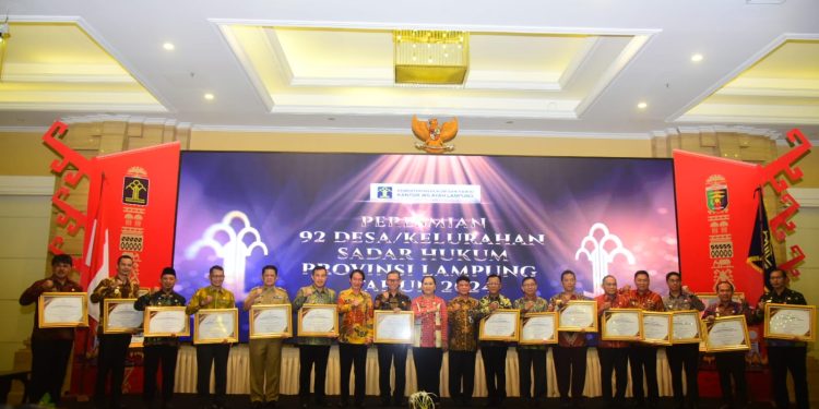 PEMPROV LAMPUNG RAIH PENGHARGAAN ANUBHAWA SASANA DESA/KELURAHAN DARI KEMENKUMHAM