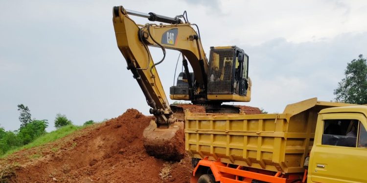 Kegiatan Pengambilan Tanah di Tanggul Primer Bumi Jawa Diduga Ilegal 