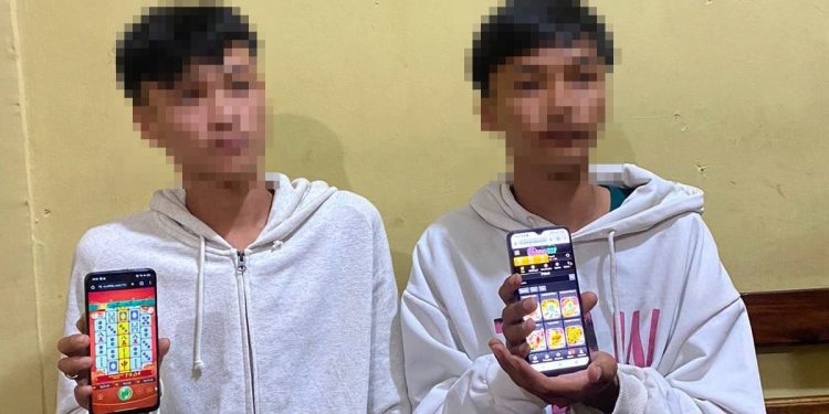 Asyik Bermain Judi Online di HP, Dua Remaja Putra Asal OKU Selatan Ditangkap Tekab 308 Presisi Polres Tulang Bawang