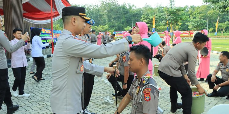 Kapolres Tulang Bawang Barat Gelar Upacara Kenaikan Pangkat Periode 1 Juli 2024