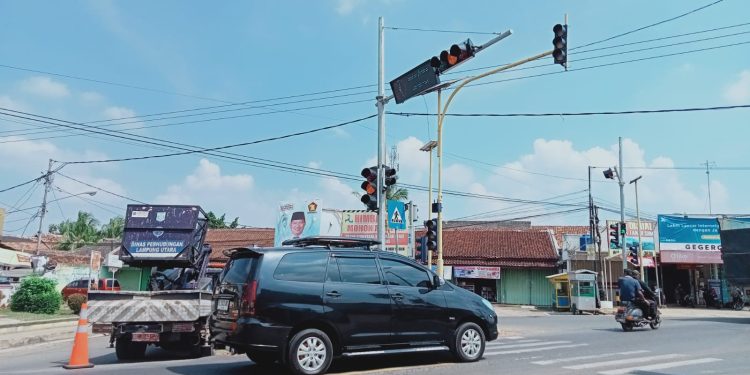 Dishub Lampura Pasang Lalin di Perapatan Kebon 4