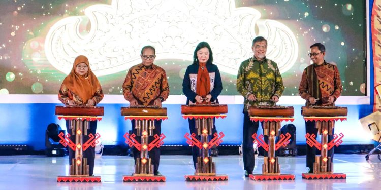 Pj. Gubernur Lampung Didampingi Pj. Ketua Dekranasda Prov Lampung Retnoningsih Menghadiri Opening Ceremony Kegiatan Lampung Begawi 4 Tahun 2024
