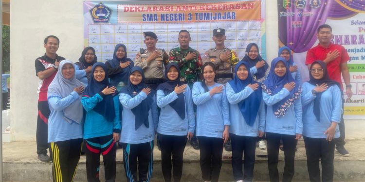 Polsek Tumijajar Melaksankan Kegiatan Masa Dasar Bimbingan Fisik dan Mental Dalam Pengenalan Lingkungan di SMAN 3