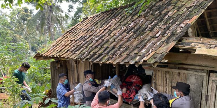 Polsek Talang Padang dan Inafis Polres Tanggamus Identifikasi Temuan Mayat Membusuk
